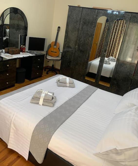Christina'S House With 2 Bedrooms And Free Parking Gjirokastër 外观 照片
